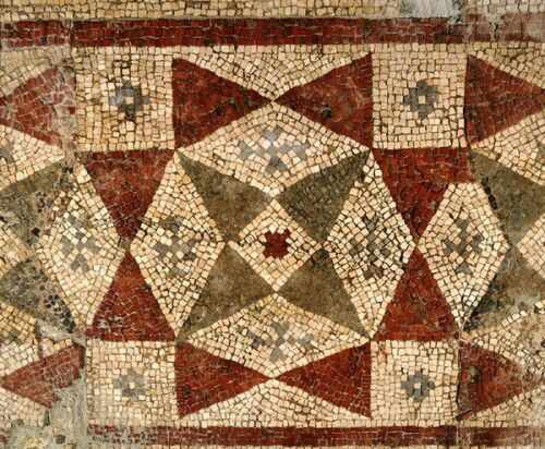 Геометрични орнаменти (детайл от мозайката покриваща пода на приемната зала - екус)