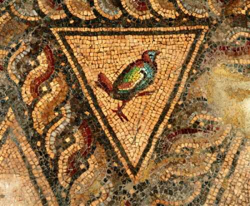 Триъгълно пано с птица (детайл от мозайката „Ганимед и орела") - opus vermiculatum, opus tesselatum