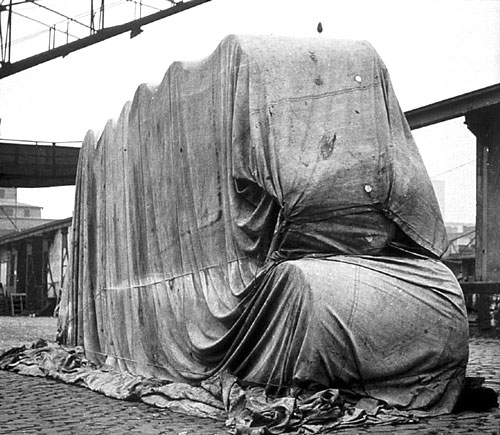 Fig. 9. Christo and Jeanne-Claude, Dockside Package, Cologne, 1961)