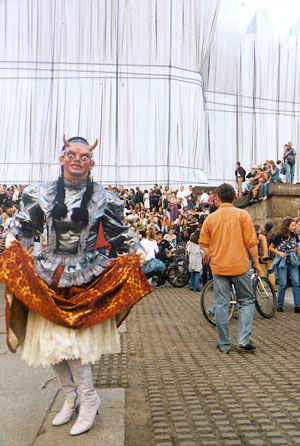 № 3. Танц пред "Опакования Райхстаг". Берлин, 1995