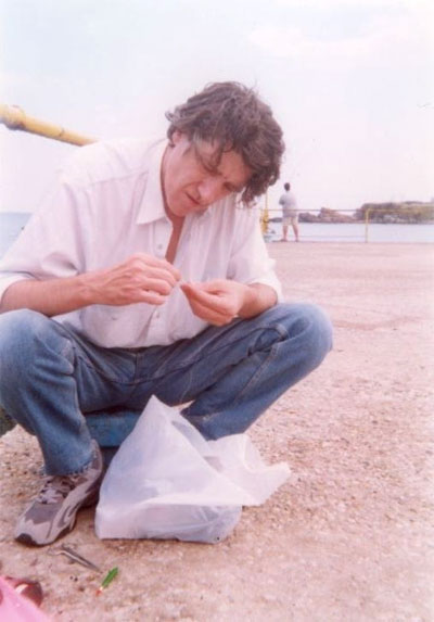 Иван Методиев лови риба на кея на Ахтопол - 2002 г. 