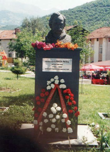 Паметникът на първия български архитектон Алекси Рилец на централния площад в гр. Рила. Сн. Ал. Обретенов