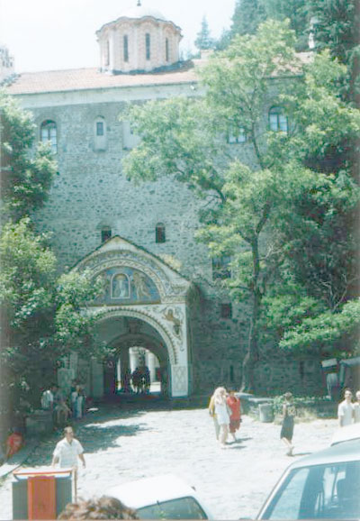 Рилският манастир - външна фасада на източното крило (1816) със Самоковската порта. Сн. Ал. Обретенов