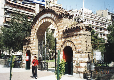 4. Порта с проскинитарийни ниши при входа на “Св. София” в Солун
