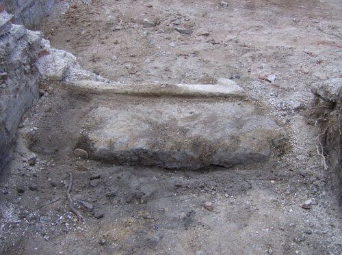 Каменният праг с отвор отляво за устройството на пантата на вратата – изглед от вътрешността на кулата