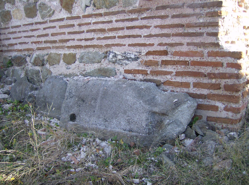 Масивен каменен праг на главната порта - в очакване на достойно експониране