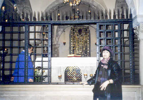 Пред гроба на Св. Николай. Голямата икона зад саркофага е дар от сръбския крал Урош ІІІ Дечански (1327 г.)