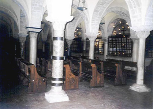 Криптата с гроба на Светеца. Византийски и нормандски колони 