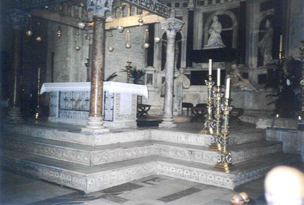 Св. олтар в Базиликата Сан Никола