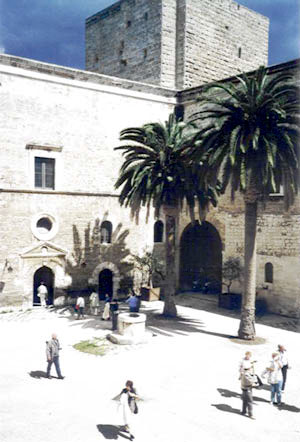 Замъкът Свево де Бари. Вътрешен двор