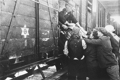 Скопие, влакът с евреи, март 1943 (Архив на Холокоста, Вашингтон)