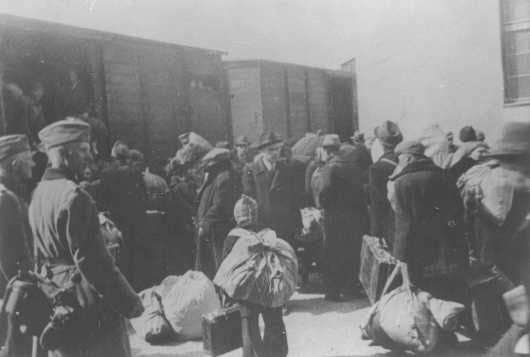 Товарене във вагоните на БДЖ, в центъра с меката шапка - Александър Белев, март 1943 (ЦДА, София)
