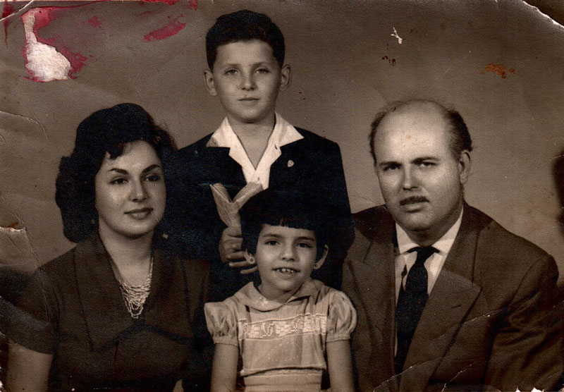 А. Гащев със своята съпруга и две от децата си, Чили