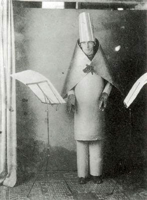 Хуго Бал изпълнява "Облаци" на първата дадаистична вечер в "Кабаре Волтер", Цюрих, на 14 юли 1916 г.