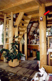 Интериор на дървена къща с окачена снимка на Висарион