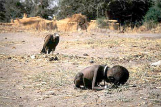 Очаквайки смъртта. Снимка на Кевин Картър, спечелила Пулицър през 1994 г. Направена е в малкото суданското селце Айод