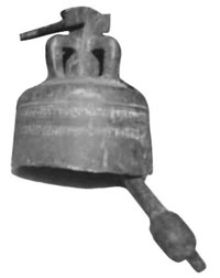 Отломка от първата църковна камбана. Надписът е на гръцки: За многогодишните връзки, Атонският манастир Ватопедион подарява камбана на общината в Недобриско. Година 1888
