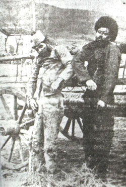 Фиг. 16: Двамата герои Пано и Равашола, изложени на показ на площада в М. Търново след смъртта им