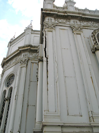 Fig. 16. Heavily cracked facade cast iron and steel panels