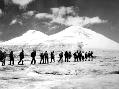 Фиг. 35. Най-високият географски връх на Европа - Елбрус