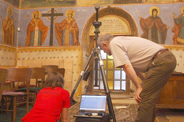 Фиг. 11. Момент от настройването на камерата при заснемането на църквата св. Георги в Долни Лозен