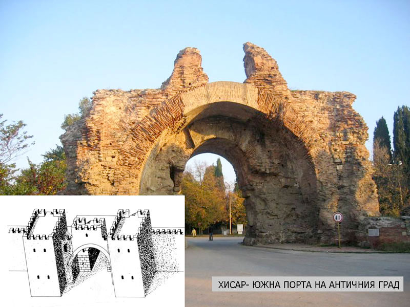 Фиг. 2. Хисар, Южна порта на античната крепостна стена