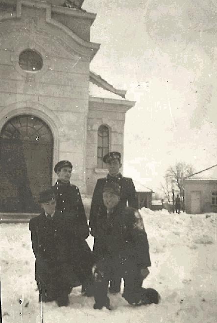 Сн. 7. Младежи от християнското дружество, заснети пред православната църква "Св. Георги" в село Хотанца, Русенско (40-те години на ХХ век)
