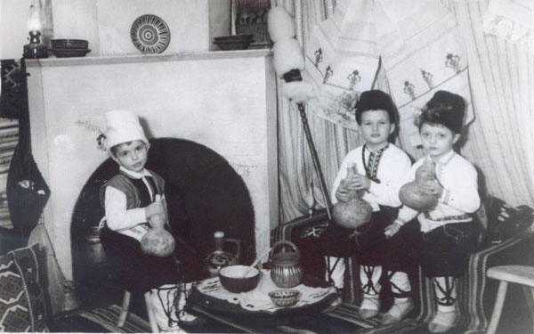 Сн. 25. Битов кът с облечени в "битови" носии деца от Ново село, Русенско. 1969 г.