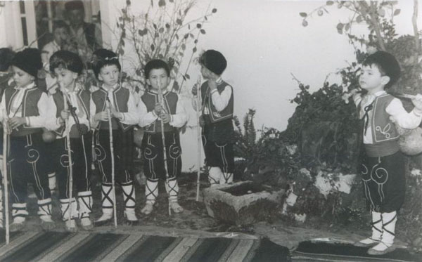 Сн. 26. Коледари в "битови носии". Битова вечер в детската градина на Ново село, Русенско. 1970 г.