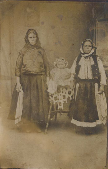 Сн. 4. Млади жени от с. Хотанца, Русенско. 1917 г.