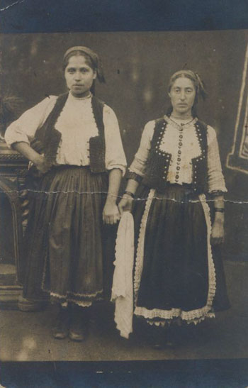 Сн. 6. Моми с традиционни носии от с. Хотанца, Русенско. 1935 г.