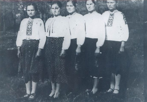 Сн. 20. Моми от Ново село, Русенско в празнично облекло. 1937 г.