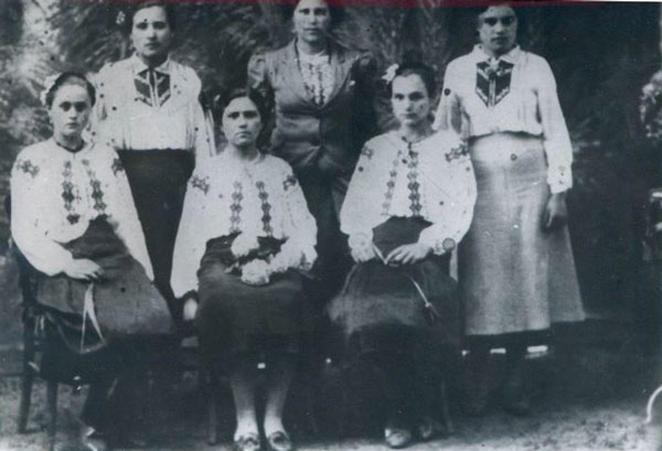 Сн. 17. Моми от Ново село, Русенско в празнично облекло. 1940 г.