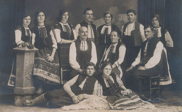 Сн. 7. Традиционни носии от с. Хотанца, Русенско. 1931 г.