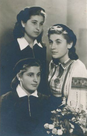 Сн. 21. Униформи (всекидневна и празнична) на ученички от Русенската девическа гимназия. 40-те години на ХХ век
