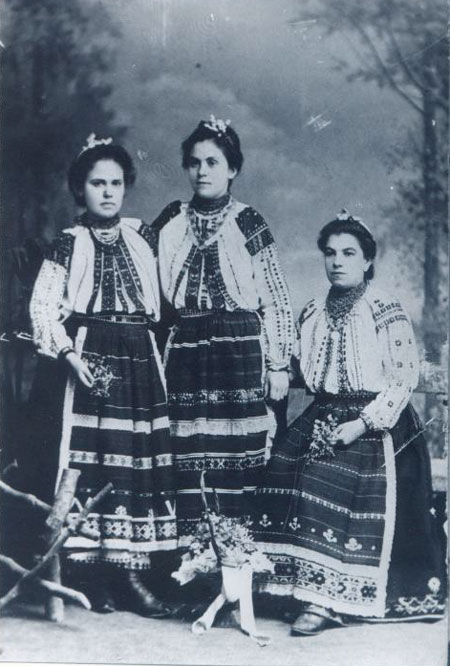 Сн. 8. Учителки от с. Николово, Русенско, облечени в местни традиционни носии. Към 1930 г.