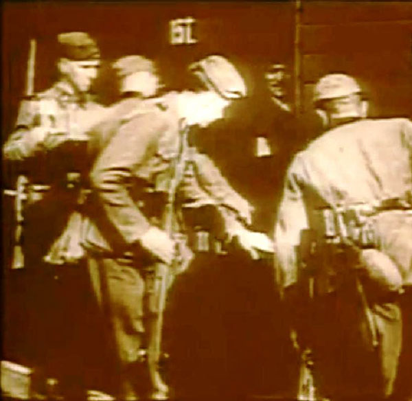 Снимка 2. Архивни кадри от германски кинопреглед за депортацията на евреите в Скопие през 1943 г.