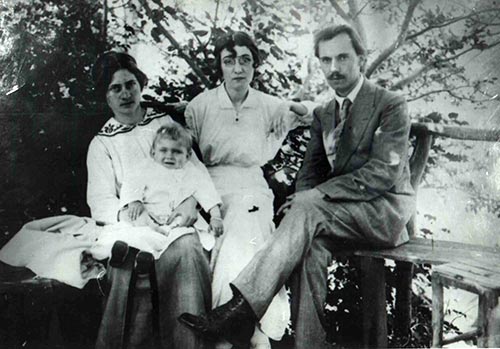 Дора Конова, по средата, със семейството на проф. д-р Асен Златаров