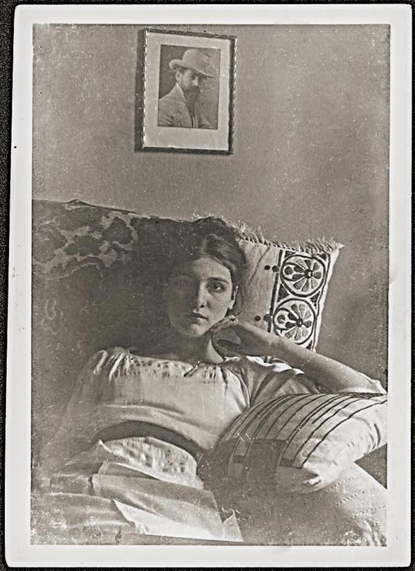 "Малката годеница" под портрета на Михаил Кремен, 1912