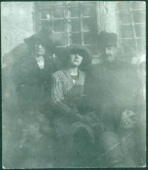 На 4 октомври 1912 г. Лора пристига в Самоков с Дора Конова. Заминават с четата за Бели Искър, където Яворов изчаква нови доброволци