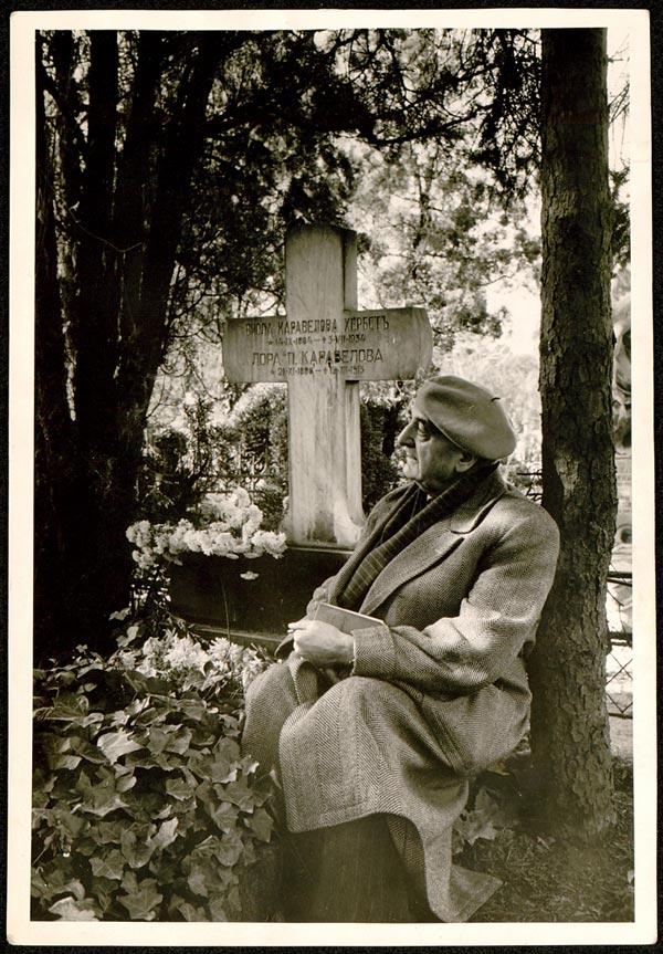 Михаил Кремен на гроба на Яворов. Вдясно от него е паметникът на Лора Каравелова и на Виола Каравелова. 1959 г.