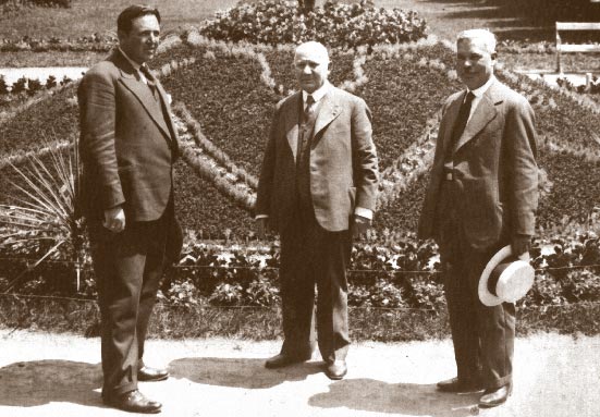 Асен Суйчмезов (последният вляво) със свои приятели занаятчии в Кюстендил