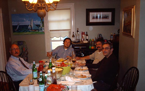 Жори (вдясно) и Тони (вляво) често посрещат у тях гости българи