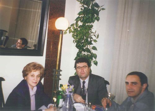 Марин Георгиев (в средата) заедно със съпругата си и Георги Белев в ресторанта на „Гардиън клуб” в София (вероятно през 1996 г.) 