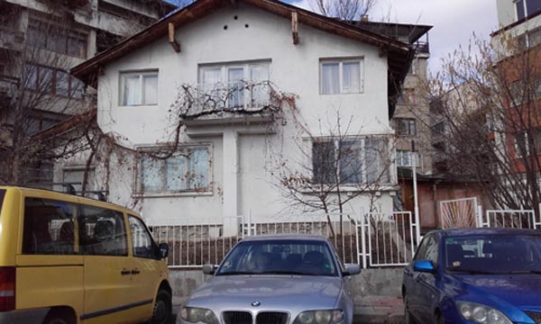 На мястото на тази сграда на ул. "Ген. Щерю Атанасов" 6 се предвижда да се построи нов Център на Бялото братство