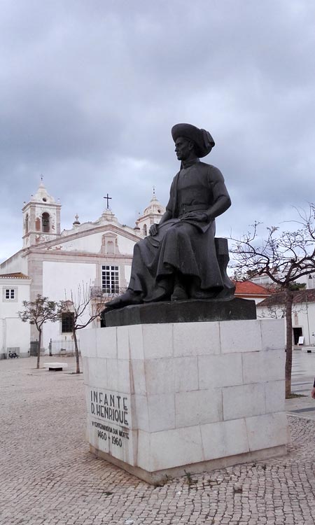 Паметникът на Енрике Мореплавателя на някогашния площад за роби в Лагуш