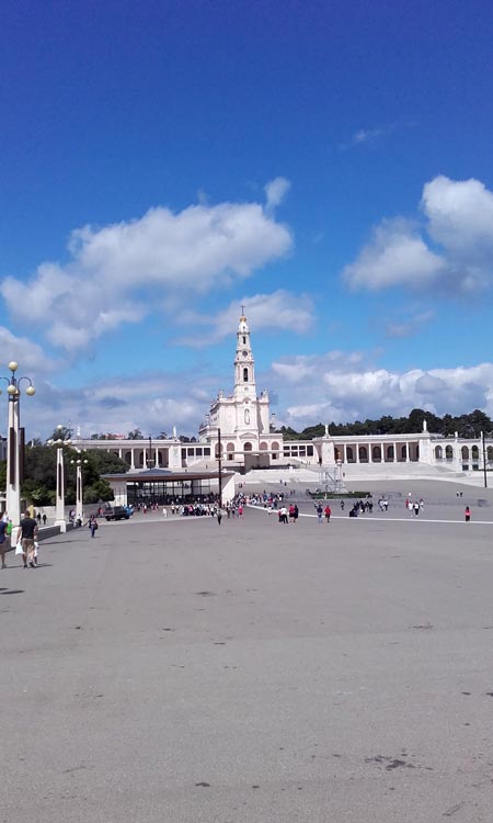 Площадът във Фатима, който побира 200 хиляди поклонници на чудото на Дева Мария