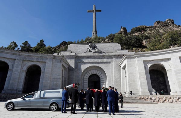 Момент от ексхумацията на тленните останки на диктатора Франко, престояли 44 години в мавзолея на Мемориалния комплекс в Долината на падналите в планината Гуадарама в Испания
