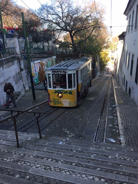 Такива жълти трамвайчета-фуникулери катерят хълмовете на Лисабон