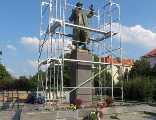 С решението на местните общински власти да се премести паметника на съветския маршал Иван Конев в VI район в Прага те си навлякоха заплахи от съветската страна